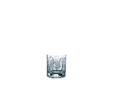 NACHTMANN Traube Whisky Tumbler gefüllt mit einem Getränk auf weißem Hintergrund