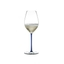 RIEDEL Fatto A Mano Champagner Weinglas - Dunkelblau gefüllt mit einem Getränk auf weißem Hintergrund