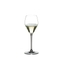 RIEDEL Heart to Heart Champagnerglas gefüllt mit einem Getränk auf weißem Hintergrund