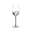 RIEDEL Fatto A Mano Champagner Weinglas - Grün gefüllt mit einem Getränk auf weißem Hintergrund