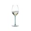 RIEDEL Fatto A Mano Champagner Weinglas - Türkis gefüllt mit einem Getränk auf weißem Hintergrund