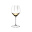 RIEDEL Performance Chardonnay gefüllt mit einem Getränk auf weißem Hintergrund