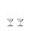 RIEDEL Vinum Gourmet Glas gefüllt mit einem Getränk auf weißem Hintergrund