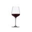 SPIEGELAU Willsberger Anniversary Bordeauxglas gefüllt mit einem Getränk auf weißem Hintergrund