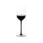 RIEDEL Sommeliers Black Tie Mature Bordeaux gefüllt mit einem Getränk auf weißem Hintergrund