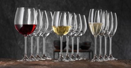 Vier NACHTMANN Vivendi Rotweingläser in einer Reihe hintereinander, das erste ist gefüllt. Daneben eine Reihe von Weißweingläsern und eine Reihe von Champagnerflöten. Das erste Glas ist immer gefüllt.<br/>