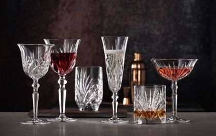 The NACHTMANN series Palais with the white wine goblet next to the filled red wine goblet, the filled taper Champagne glass, the filled whisky tumbler, the filled cocktail glass and the fruit juice tumbler.<br/>