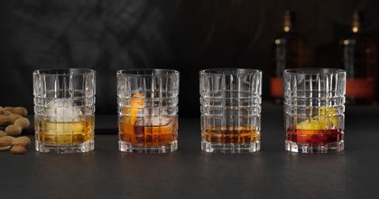 Quattro tumbler quadrati da whisky NACHTMANN riempiti con diverse bevande alcoliche e analcoliche.<br/>