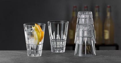 Il bicchiere SPIEGELAU Perfect Serve Collection Highball riempito con un cocktail a base di gin e tonic. Alle spalle lo stesso bicchiere, ma vuoto.<br/><br/><br/><br/><br/>