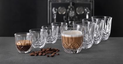 Vier Espressogläser NACHTMANN Barista Noblesse und vier Latte Macchiatogläser NACHTMANN Barista Ethno, das vorderste Glas jeweils gefüllt