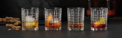 Quattro tumbler quadrati da whisky NACHTMANN riempiti con diverse bevande alcoliche e analcoliche.<br/>