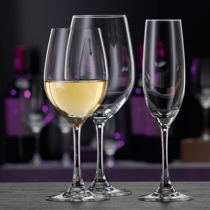 La collection de verres en cristal SPIEGELAU Winelovers, en commençant par la gauche avec un verre à vin blanc vide, un verre à vin blanc rempli, un verre à Bordeaux vide, un verre à Champagne vide et un verre à bière ou à eau vide.<br/>