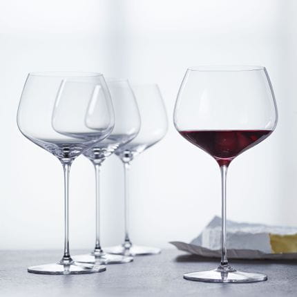 Quatre verres à Bourgogne SPIEGELAU Willsberger Anniversary, dont un rempli de vin rouge.<br/>