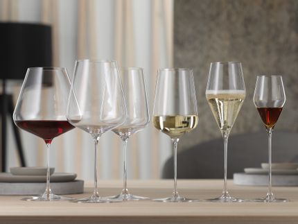 La serie de copas SPIEGELAU Definition, empezando por la izquierda con la copa de Borgoña rellena, seguida de la copa de Burdeos vacía y la copa universal, la copa de vino blanco rellena, la copa de Champán rellena y la copa digestiva rellena.