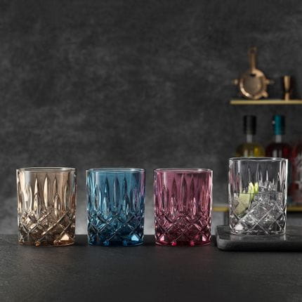Los vasos para whisky NACHTMANN Noblesse en los colores vintage tabaco, vintage azul, baya y humo en fila.<br/>