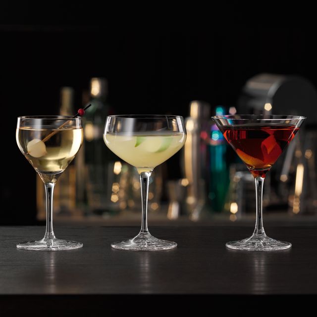 I bicchieri da cocktail SPIEGELAU Perfect Serve Collection, tutti riempiti con cocktail specifici. Il bicchiere Perfect Nick and Nora è a sinistra, seguito dal bicchiere Perfect Coupette e dal bicchiere Perfect Cocktail a destra.<br/>