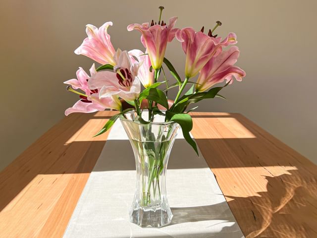 Vase NACHTMANN Saphir 21 cm avec des fleurs