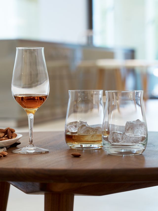 Un tavolo con bicchieri da whisky SPIEGELAU.<br/>